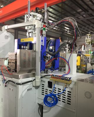 Verticale spuitgietmachine met dubbele schuiftafel