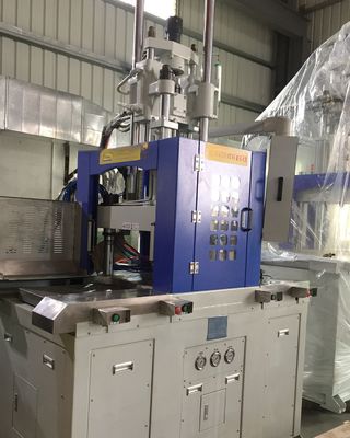 Verticale spuitgietmachine met dubbele schuiftafel