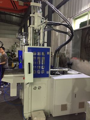 12KW keukenartikelen Shuttle Plastic Injection Molding Machine Verticaal 55T