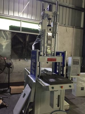 12KW keukenartikelen Shuttle Plastic Injection Molding Machine Verticaal 55T