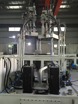 240 ton dubbelkleurige / materiaal injectie gietmachine verticaal voor handvat
