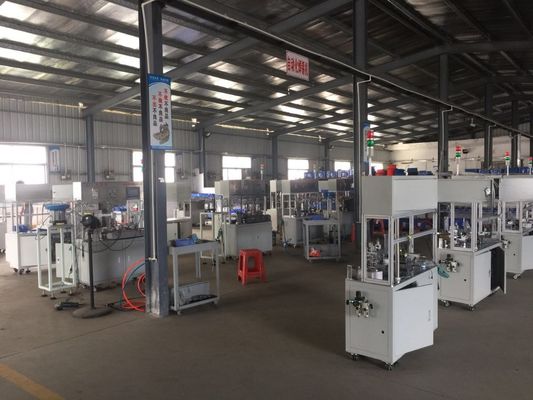 Verticale 55T TPU-inspuitgietmachine voor de vervaardiging van elektronische componenten van TPU