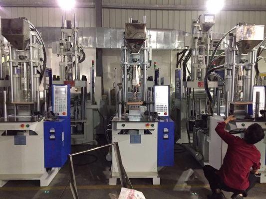 Aanpasbare 45T Plastic Fan Injection Molding Machine Verticaal