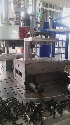 Hydraulische roterende verticale spuitgietmachine 40T 30mm schroefdiameter