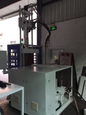 Verticale thermoplastische spuitgietmachine