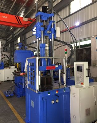 200 mm openingsslag 55T Hydraulische verticale spuitgietmachine met 2 werktafels