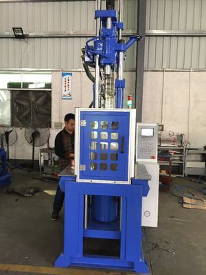 200 mm openingsslag 55T Hydraulische verticale spuitgietmachine met 2 werktafels