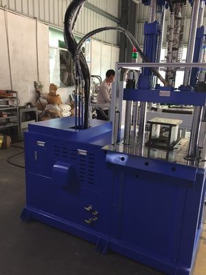 200 mm openingsslag 55T Hydraulische verticale spuitgietmachine met 2 werktafels