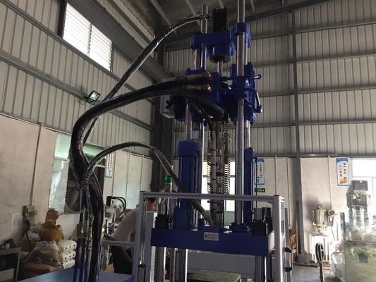 200 mm openingsslag 55T Hydraulische verticale spuitgietmachine met 2 werktafels