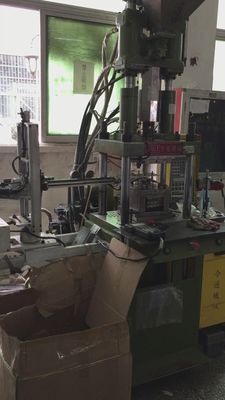 15T Compact Injection Molding Machine Verticaal Makkelijk te bedienen Voor oortelefoon