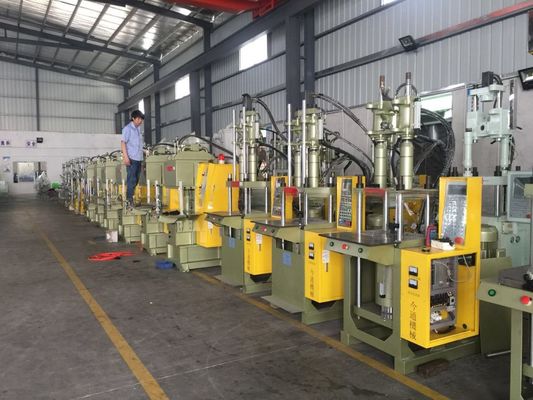 35T Plastic Vertical Injection Moulding Machine Max Daglicht 340/280mm Voor Chip Automatic