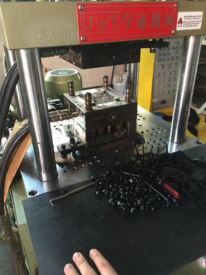 35T Plastic Vertical Injection Moulding Machine Max Daglicht 340/280mm Voor Chip Automatic