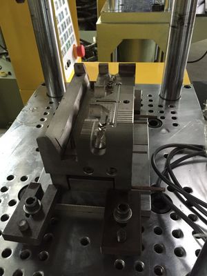 35T Plastic Vertical Injection Moulding Machine Max Daglicht 340/280mm Voor Chip Automatic