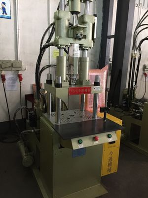 Verticale injectievormmachine voor robotplastic met een 45 mm ejectorstrok