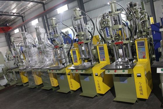 Verticale injectievormmachine voor robotplastic met een 45 mm ejectorstrok