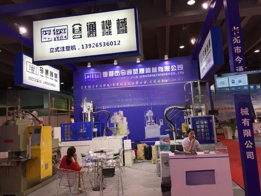 Verticale injectievormmachine voor robotplastic met een 45 mm ejectorstrok