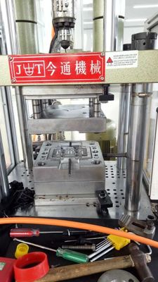45T Verticale Plastic Injection Moulding Machine 110 Cm3 Theoretisch Schot Volume Voor PVC Protector