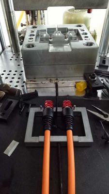 45T Verticale Plastic Injection Moulding Machine 110 Cm3 Theoretisch Schot Volume Voor PVC Protector