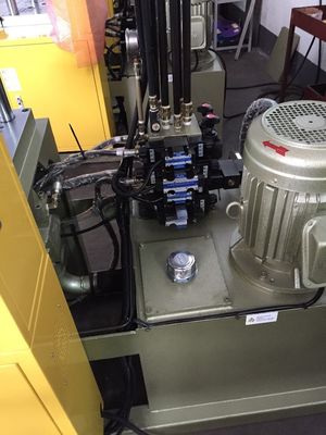 Kleine mini-verticale plastic spuitgietmachine met een schroefdiameter van 30 ton en 25 mm