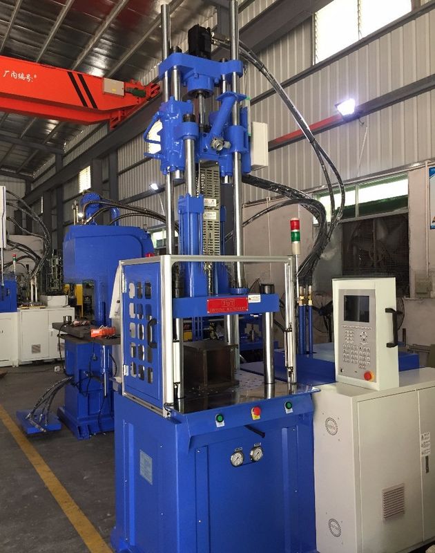 200 mm openingsslag 55T Hydraulische verticale spuitgietmachine met 2 werktafels